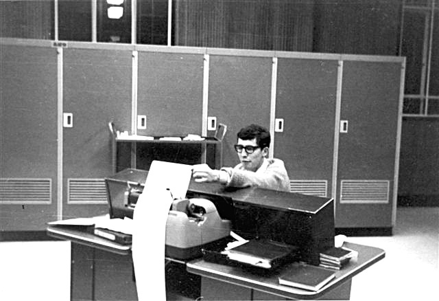 LEO III / 16 Kayser Bondor, (1965). Derrick Robson at Control Desk