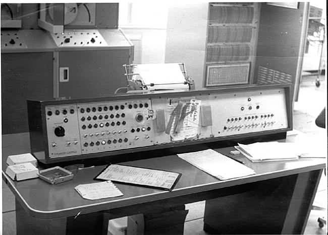 Operating console. (III/94)